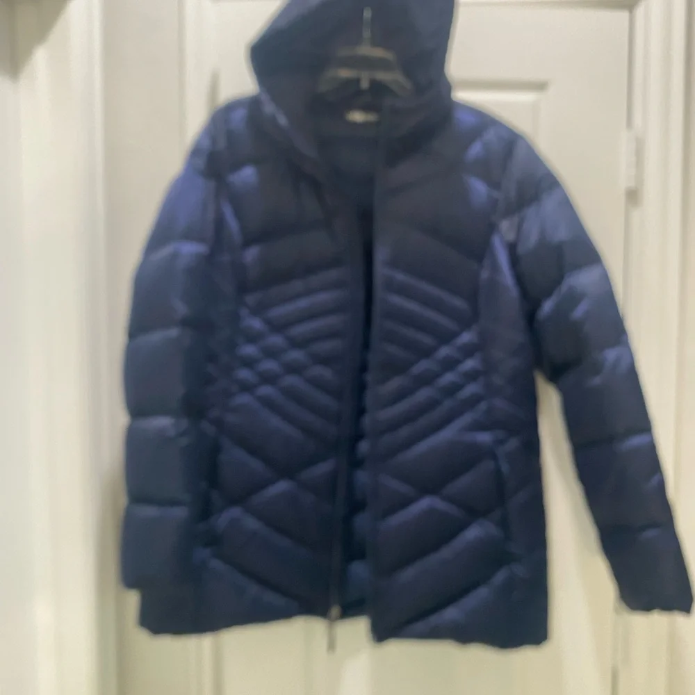 The North Face Women's Puffer Jacket w/hood - Deep Blue (Beautiful Design). - Picture 3 of 12